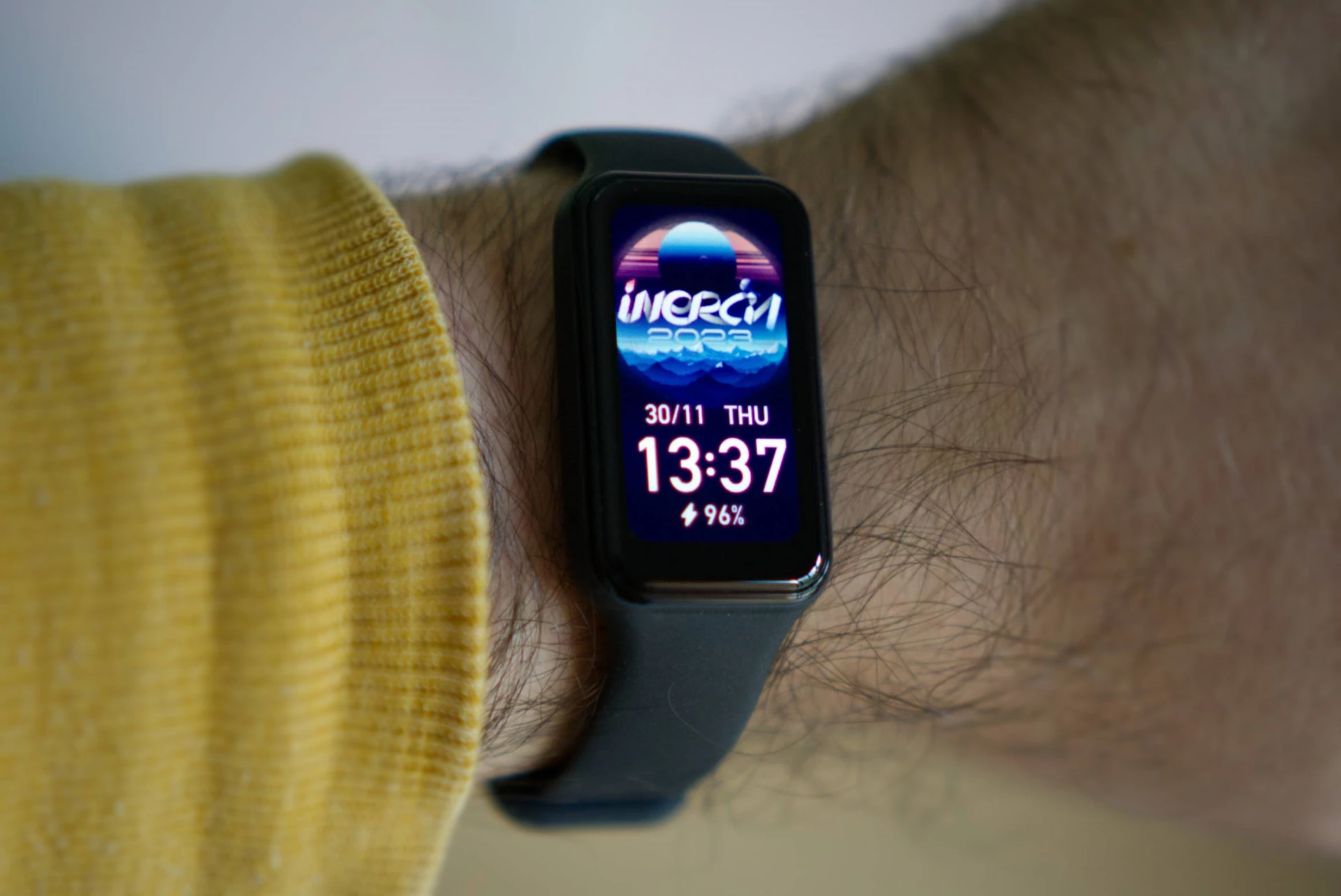 Wrist watch showing 13:37 and Inércia 2023 logo